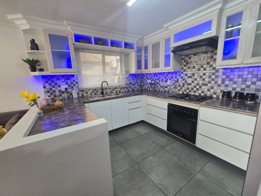 5 Bedroom Property for Sale in Portlands Western Cape